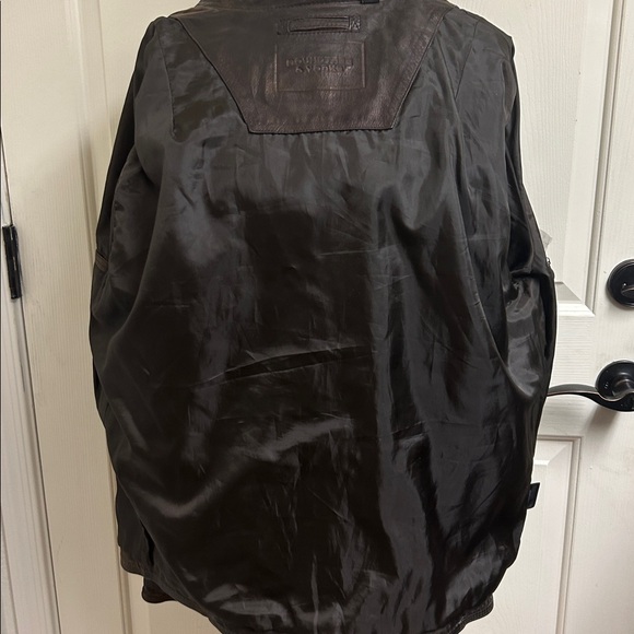 Roundtree & Yorke Dark Brown Leather Jacket with Pockets, Size Medium - Picture 13 of 13